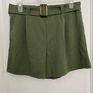 Full Circle Trends Olive shorts, Sz L